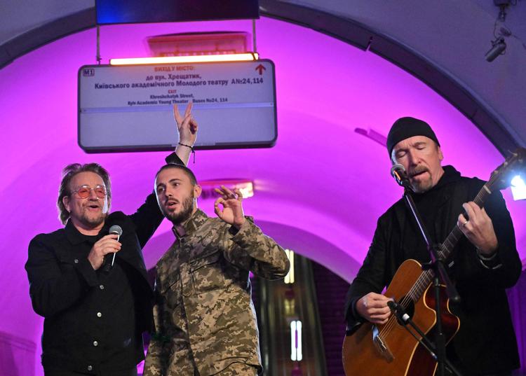 U2 fik selskab af Taras Topolia, som er forsanger i det ukrainske band Antytila.  Foto: Sergei Supinsky/Ritzau Scanpix
