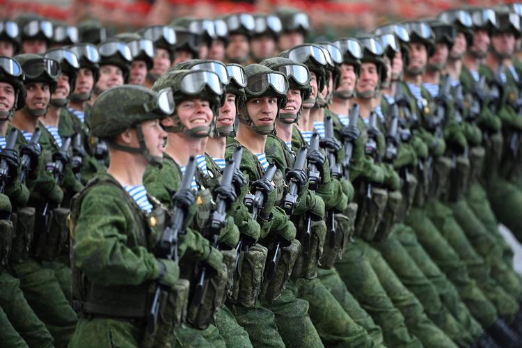 Russiske soldater marcherede på Den Røde Plads i Moskva.   (Photo by Kirill KUDRYAVTSEV / AFP)   Foto: Kirill Kudryavtsev/Ritzau Scanpix