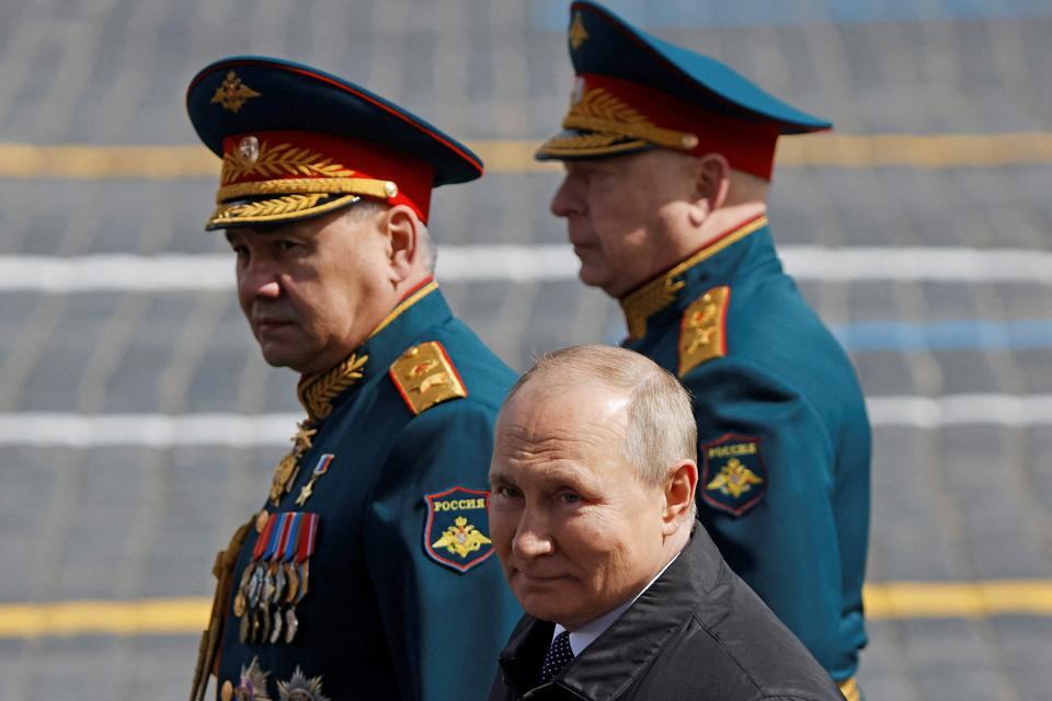 Præsident Vladmir Putin, forsvarsminister Sergei Shoigu og  øverstbefalende for de russiske landstyrker, Oleg Salyukov, går sammen efter paraden. Foto: Maxim Shemetov/Ritzau Scanpix
