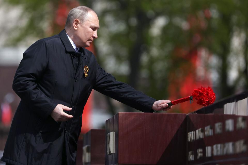 Præsident Vladimir Putin lagde efter paraden blomster på  Den Ukendte Soldats Grav, som er et krigsmindesmærke dedikeret til de sovjetiske soldater dræbt under Anden Verdenskrig. Mindesmærket er beliggende ved Kremlmuren i Alexanderhaven i Moskva.
  Foto: Anton Novoderezhkin/Ritzau Scanpix
