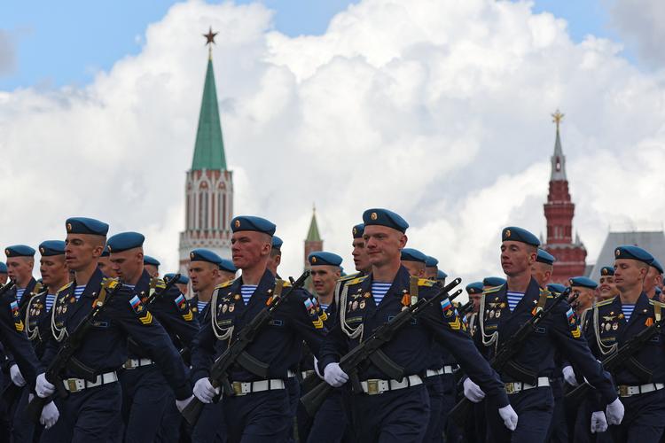 De uniformklædte russere marchede i dag for 77. gang gennem Moskvas gader for at fejre jubilæet for sejren over Nazityskland i Anden Verdenskrig.
REUTERS/Evgenia Novozhenina   Foto: Evgenia Novozhenina/Ritzau Scanpix