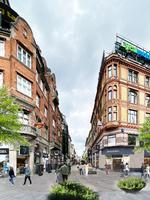 Strøget vil indenfor den nærmere fremtid komme til at se helt anderledes ud.  Læg mærke til de nedtonede skilte, belægningen, vegetationen og siddepladserne. Foto: DesignGroup