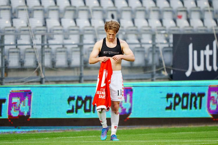     Vejle's Arbnor Mucolli fik to gule kort på få minutter kampens slutning mod Viborg. Men en mand i undertal stod østjyderne ikke distancen og måtte se viborgenserne udligne i overtiden. Foto: Bo Amstrup / Ritzau Scanpix/Ritzau Scanpix