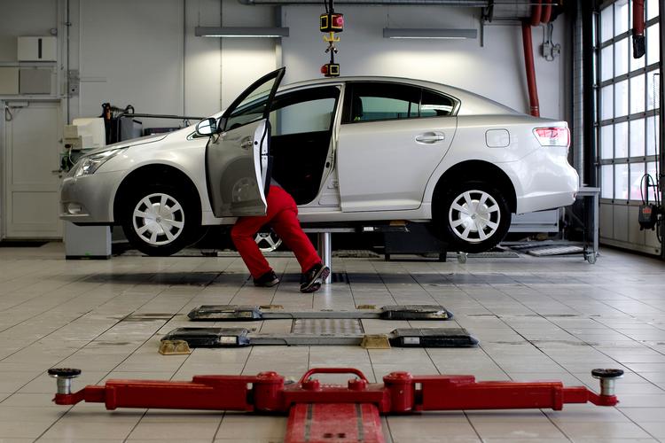 Send bilen på værksted til et serviceeftersyn, inden turen går sydpå, lyder opfordringen fra assistancefirmaet SOS International. Der skal nok være hjælp til dem, som har behov, men det kan blive mere bøvlet på grund af manglende reservedel og lejebiler.  Foto: Peter Hove Olesen