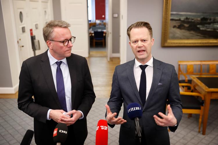 Forsvarsminister Morten Bødskov (S) og udenrigsminister Jeppe Kofod (S) fotograferet ved et møde i Udenrigspolitisk Nævn en uge inden den russiske invasion af Ukraine.  Foto: Jens Dresling