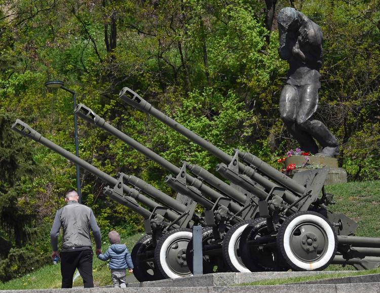 En mand spadserer forbi et monument for Sovjetunionens sejr over Nazityskland i Anden Verdenskrig. Monumentet står i Ukraines hovedstad, Kyiv, og billede er taget i går, mandag, som er årsdagen for sejren.  Foto: Sergei Supinsky/Ritzau Scanpix