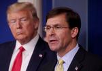 Daværende præsident Donald Trump lytter, mens daværende forsvarsminister Mark Esper taler i Det Hvide Hus i marts 2020.  Foto: Jonathan Ernst/Ritzau Scanpix