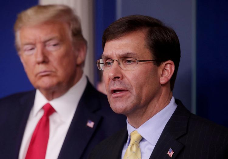 Daværende præsident Donald Trump lytter, mens daværende forsvarsminister Mark Esper taler i Det Hvide Hus i marts 2020.  Foto: Jonathan Ernst/Ritzau Scanpix