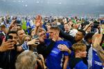  Schalkes Simon Terodde fejrer oprykningen til Bundesligaen sammen med nogle af klubbens fans.   Foto: Thilo Schmuelgen/Ritzau Scanpix