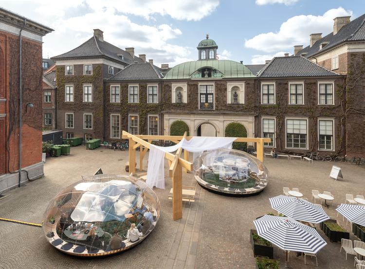 To dråber og et vaskestativ overstørrelse udgør rammerne om Balfelt og Augusts udstilling i gården foran Charlottenborg Kunsthal. Foto: David Stjernholm