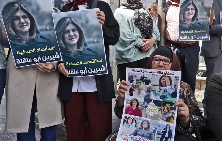 Få timer efter drabet på den palæstinensiske tv-reporter Shireen Abu Aqleh, blev hun mindet ved demonstrationer i Jenin.
 Foto: Hazem Bader/Ritzau Scanpix