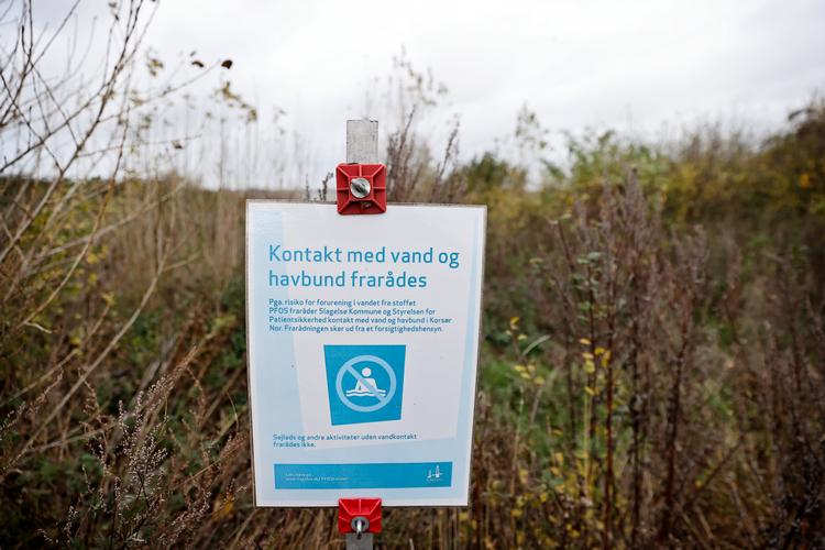Mange steder i Danmark er under mistanke for at være forurenet med PFAS-stoffer. Et af dem er området omkring Slagelse Brand og Redning. Her er flourstoffet PFOS løbet ud i Korsør Nor i et vandløb og er efterfølgende fundet i både køer og mennesker i området. Foto: Jens Dresling