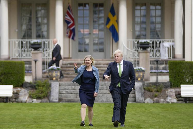 Sveriges statsminister Magdalena Andersson underskrev onsdag en aftale om sikkerhedssamarbejde med Storbritanniens premierminister Boris Johnson.    Foto: Frank Augstein/Ritzau Scanpix