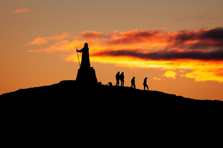 I fremtiden kan det være, at klokken er noget helt andet, når solen går ned over Hans Egede-statuen i Grønland i forhold til i dag. Grønland lægger nemlig op til at ændre sine tidszoner. Foto: Martin Lehmann