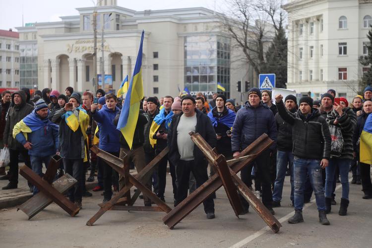 Ukrainere råber efter de russiske soldater i den sydlige havneby Kherson i marts, da Rusland havde indtaget byen. Demonstranterne lod sig hverken jage væk af knipler, tåregas eller chokgranater.  Foto: Olexandr Chornyi/Ritzau Scanpix