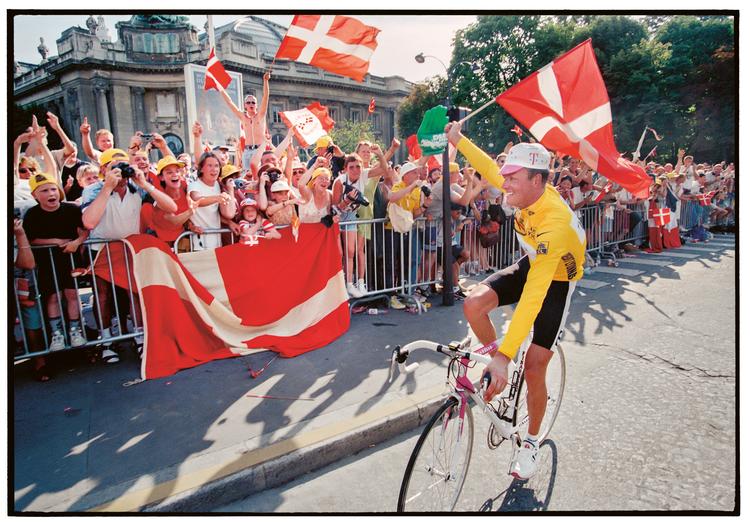 Bjarne Riis tager en æresrunde efter som den første, og hidtil eneste, dansker at have vundet Tour de France.  