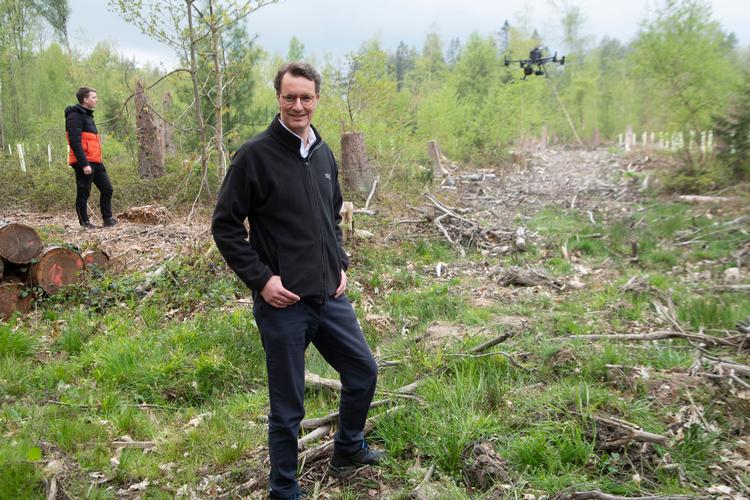 Den konservative Hendrik Wüst har skruet op for sin klimabekymring for at tækkes De Grønne og fastholde jobbet som ministerpræsident i Nordrhein-Westfalen. Her er det fremtiden for en skov i Kottenforst, han viser sin interesse for.
  Foto: Malte Ossowski/sven Simon/Ritzau Scanpix