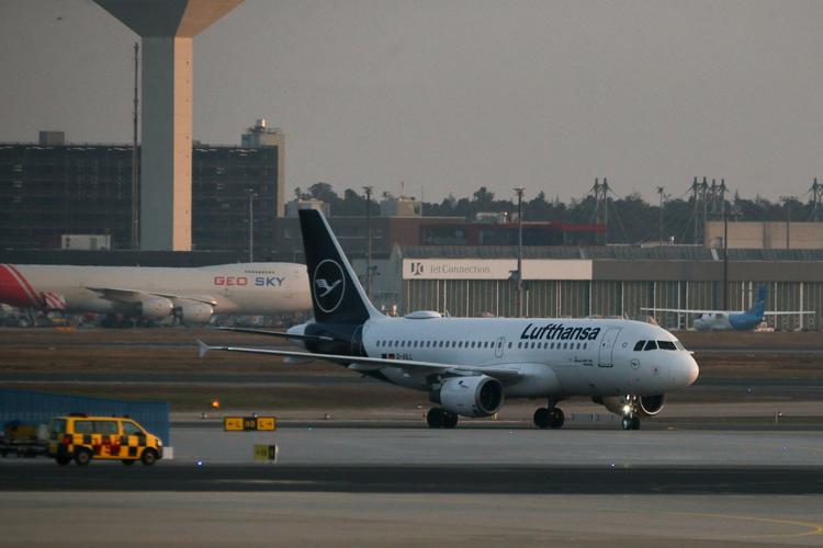 I omegnen af 100 ortodokse jøder blev nægtet at flyve videre fra Frankfurt med Lufthansa i sidste uge, fordi nogle af demhavde nægtet at bære mundbind på turen fra New York.  Foto: Thilo Schmuelgen/Ritzau Scanpix