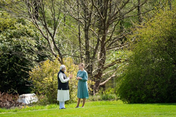 Statsminister Mette Frederiksen og Indiens Premierminister, Shri Narendra Modi, på gåtur i haven omkring Marienborg. Møde på Marienborg, under officielt besøg fra Indien, i Kongens Lyngby, tirsdag 3. maj 2022. Indiens premierminister er på et to-dages officielt besøg i Danmark. (Foto: Martin Sylvest/Ritzau Scanpix 2022) Foto: Martin Sylvest/Ritzau Scanpix