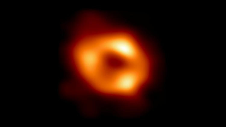  Seneste billede til familiealbummet. Navnet er A*, Sagittarius A*. Og det er et supermassivt sorte hul midt i Mælkevejen. Foundation/Handout via REUTERS   Foto: Eht Collaboration/national Scien/Ritzau Scanpix