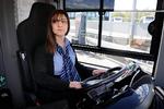 Kan flygtninge få lov at køre bus samtidig med at de lærer dansk, så er det en god idé, mener Nazliya Mohammed, buschauffør med syrisk baggrund hos Keolis i Odense.   Foto: Jens Dresling
