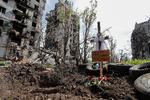 Mens tusinder af civile allerede har måtte lade livet i voldsomme angreb i byer som Mariupol, så florerer der nu videoer, der viser russiske soldater, hvad der af flere beskrives som krigsforbrydelser.  Foto: Alexander Ermochenko/Ritzau Scanpix