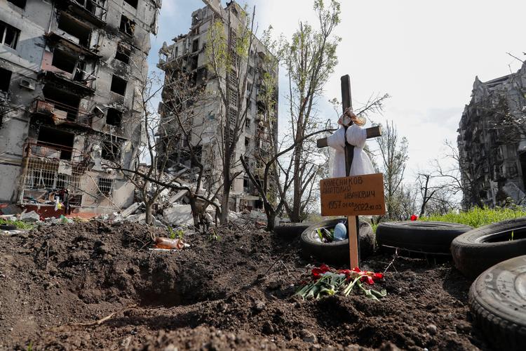 Mens tusinder af civile allerede har måtte lade livet i voldsomme angreb i byer som Mariupol, så florerer der nu videoer, der viser russiske soldater, hvad der af flere beskrives som krigsforbrydelser.  Foto: Alexander Ermochenko/Ritzau Scanpix