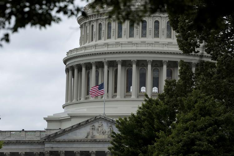 WASHINGTON, DC - MAY 12: The U.S. flag flies at half staff over the U.S. Capitol Building on May 12, 2022 in Washington, DC. U.S. President Joe Biden ordered flags around the country to be flown at half staff to honor the one million American lives lost to COVID-19. Anna Moneymaker/Getty Images/AFP == FOR NEWSPAPERS, INTERNET, TELCOS &amp; TELEVISION USE ONLY == Foto: Anna Moneymaker/Ritzau Scanpix