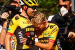 Koen Bouwman (t.h.) takker holdkammeraten Tom Dumoulin for hjælpen til sejren.
 Foto: Luca Bettini/Ritzau Scanpix