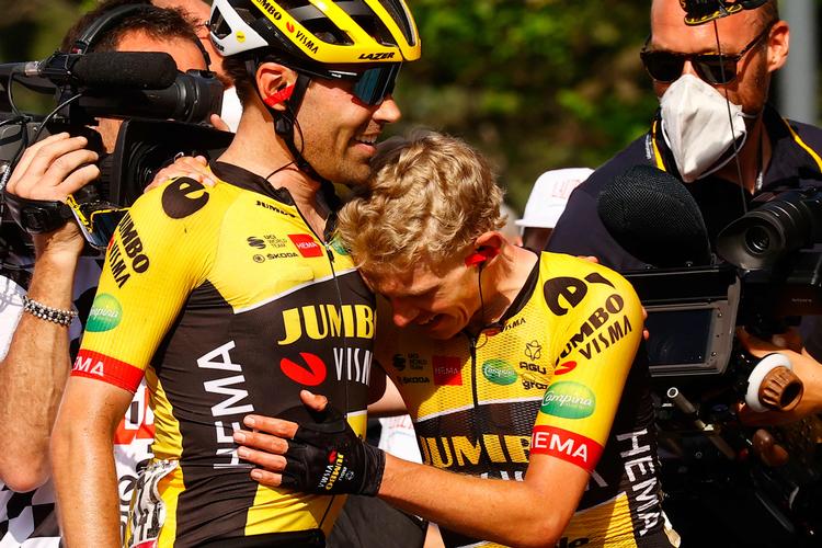 Koen Bouwman (t.h.) takker holdkammeraten Tom Dumoulin for hjælpen til sejren.
 Foto: Luca Bettini/Ritzau Scanpix