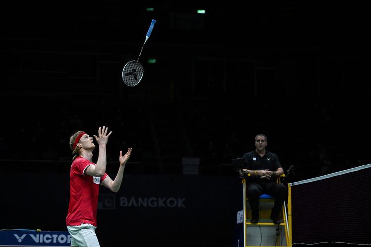 Anders Antonsen har spillet en skuffende turnering og heller ikke i semifinalen lykkedes han med sit spil. Foto: Lillian Suwanrumpha/Ritzau Scanpix