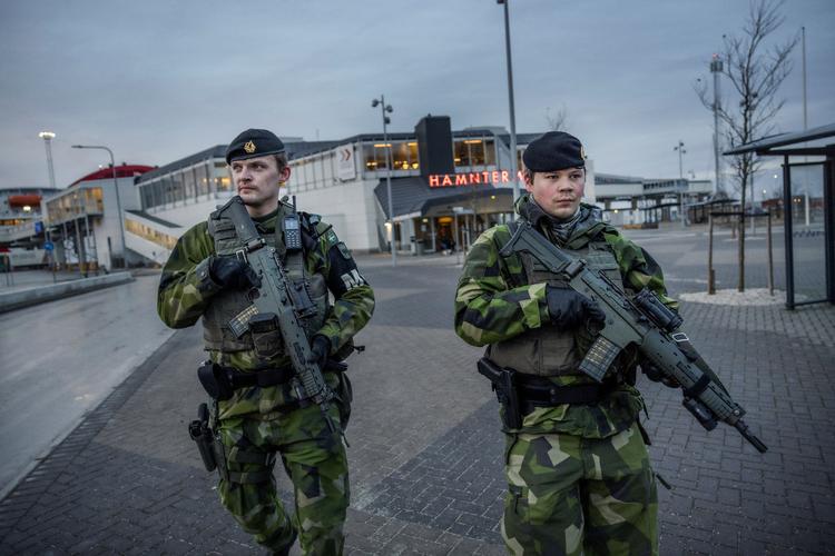 Soldater fra Gotlands regiment patruljerer havnen ved Visby i en tid, hvor situationen er spændt mellem Sverige og naboen Rusland. Der oprustes i rekordfart på øen i Østersøen. Foto: Tt News Agency/Ritzau Scanpix