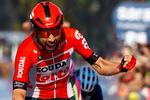 Viljen strutter ud af den belgiske veteran Thomas De Gendt, mens han krydser målstregen som vinder af 8. etape i Giro d'Italia.
 Foto: Luca Bettini/Ritzau Scanpix