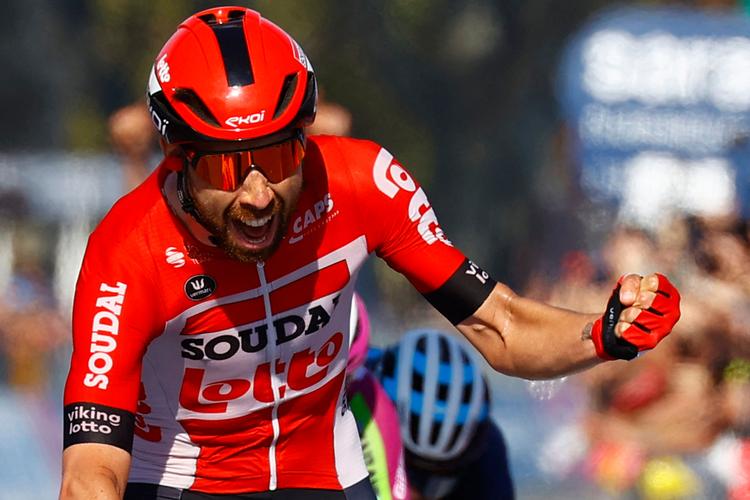 Viljen strutter ud af den belgiske veteran Thomas De Gendt, mens han krydser målstregen som vinder af 8. etape i Giro d'Italia.
 Foto: Luca Bettini/Ritzau Scanpix