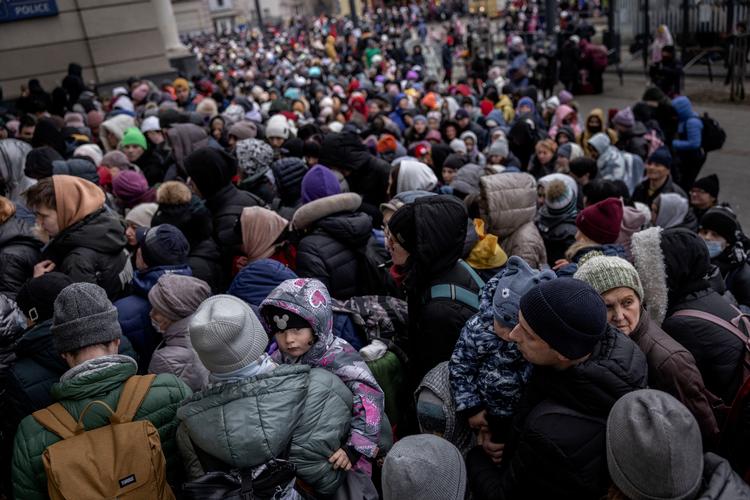 Mange tusinde tog flugten, da Rusland angreb Ukraine 24. februar. Billedet er fra stationen i Lviv 6. marts.  Foto: Mads Nissen/POLITIKEN