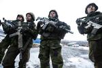 Svenske soldater fotograferet i marts i Evenes i Norge, hvor de sammen med finske soldater deltog i den 30.000 soldater store Nato-øvelse 'Cold Response 2022'. Foto: Yves Herman/Ritzau Scanpix