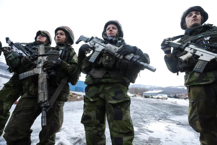 Svenske soldater fotograferet i marts i Evenes i Norge, hvor de sammen med finske soldater deltog i den 30.000 soldater store Nato-øvelse 'Cold Response 2022'. Foto: Yves Herman/Ritzau Scanpix