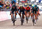 I et spurtopgør så tæt, som det sjældent ses på en bjergetape, sejrede Jai Hindley (t.h.) foran Romain Bardet og Richard Carapaz (i midten).
 Foto: Luca Bettini/Ritzau Scanpix
