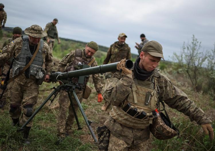 Ukrainske soldater øver sig i at bruge anti-tank-våben, som de har haft stor succes med på slagmarken. Foto: Gleb Garanich/Ritzau Scanpix
