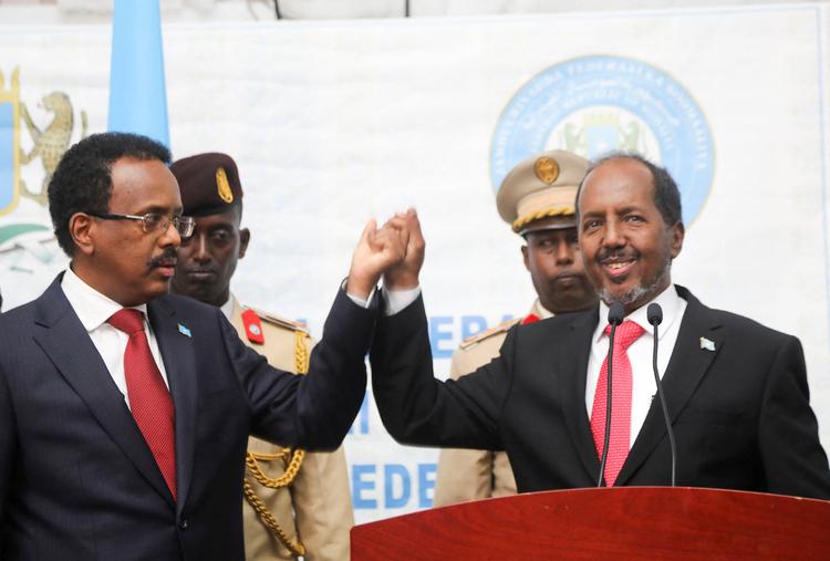 Hassan Sheikh Mohamud (th) er genvalgt som præsident. Foto: Feisal Omar/Ritzau Scanpix
