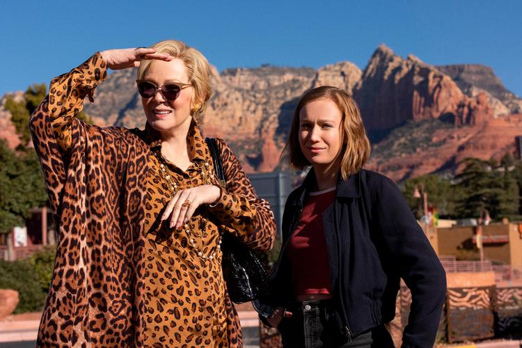 Jean Smart brillierer stadig i rollen, som den hårdkogte showkvinde Deborah Vance, der har et had/kærligheds-forhold til den unge Ava (Hannah Einbinder) 