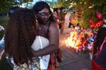     BUFFALO, NEW YORK - MAY 15: Mourners support each other while visiting a makeshift memorial outside of Tops market on May 15, 2022 in Buffalo, New York. A gunman opened fire at the store yesterday killing ten people and wounding another three. The attack was believed to be motivated by racial hatred. Scott Olson/Getty Images/AFP == FOR NEWSPAPERS, INTERNET, TELCOS &amp; TELEVISION USE ONLY ==   Foto: Scott Olson/Ritzau Scanpix