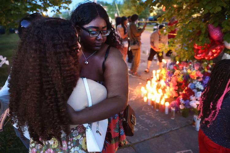     BUFFALO, NEW YORK - MAY 15: Mourners support each other while visiting a makeshift memorial outside of Tops market on May 15, 2022 in Buffalo, New York. A gunman opened fire at the store yesterday killing ten people and wounding another three. The attack was believed to be motivated by racial hatred. Scott Olson/Getty Images/AFP == FOR NEWSPAPERS, INTERNET, TELCOS &amp; TELEVISION USE ONLY ==   Foto: Scott Olson/Ritzau Scanpix