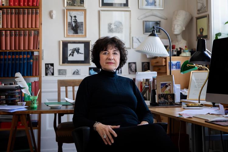Pia Tafdrup i 1981 med digtsamlingen 'Når der går hul på en engel'. Netop nu er hun aktuel med 'Berøring af hud', der er femte og sidste del af en digtkvintet om de fem sanser.  Foto: Finn Frandsen