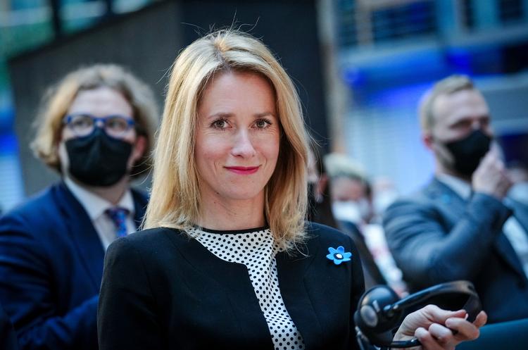 Estlands statsminister, Kaja Kallas, giver sine kolleger Olaf Scholz fra Tyskland og Emmanuel Macron fra Frankrig en opsang. Foto: Kay Nietfeld/Ritzau Scanpix