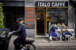 Man kan få en tjep frokost eller – hvis man er heldig – tage plads på Værnedamsvej og drikke caffe, en italiensk Menabrea-øl eller et glas toscansk vin. Foto: Miriam Dalsgaard