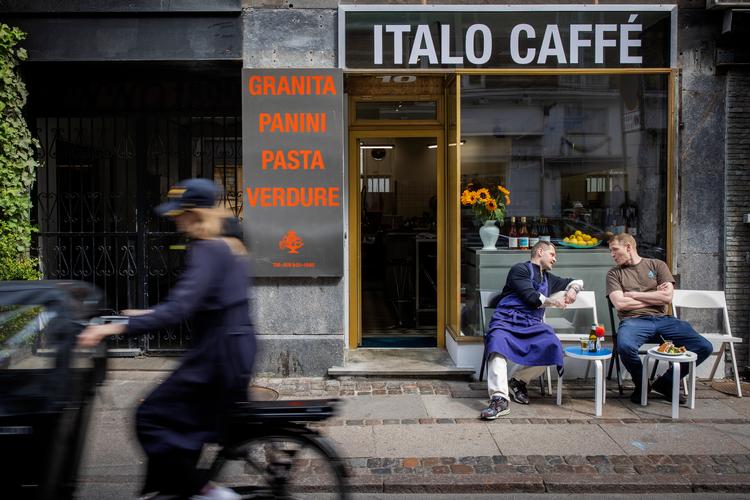 Man kan få en tjep frokost eller – hvis man er heldig – tage plads på Værnedamsvej og drikke caffe, en italiensk Menabrea-øl eller et glas toscansk vin. Foto: Miriam Dalsgaard