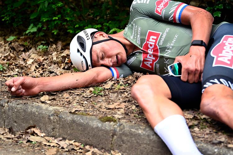 Team Alpecin-Fenix-rytteren Mathieu van der Poel har kørt sig selv helt ud under første etape i årets Giro d'Italia. Anstrengelserne bar frugt - hollænderen vandt etapen.  Foto: Fabio Ferrari/Ritzau Scanpix