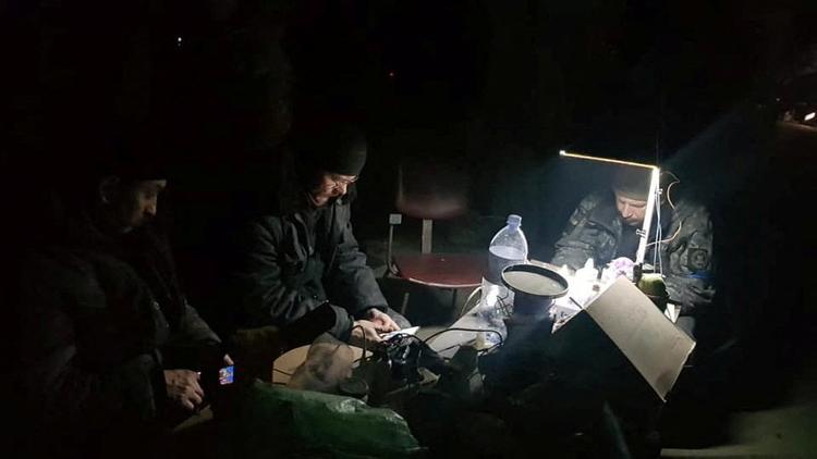 Soldater fra Mariupols kystredningstjeneste fotograferet i en bunker under Azovstalværket. Nu er de fritaget for at skulle kæmpe mere: Ukraines hærledelse har bedt dem opgive den videre modstand mod russerne. Foto: Press-service Of The State Borde/Ritzau Scanpix