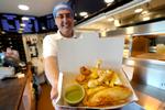 Fish'n'chips er en britisk hofret. Men den er presset. Foto: Kirsty Wigglesworth/Ritzau Scanpix
